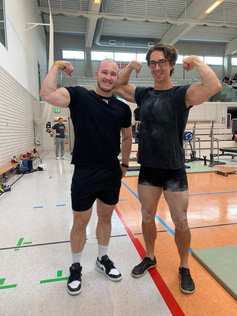 Athlet:innen und Coach Leon beim Wettkampf