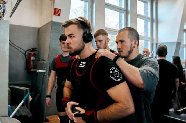 Athlet:innen und Coach Leon beim Wettkampf