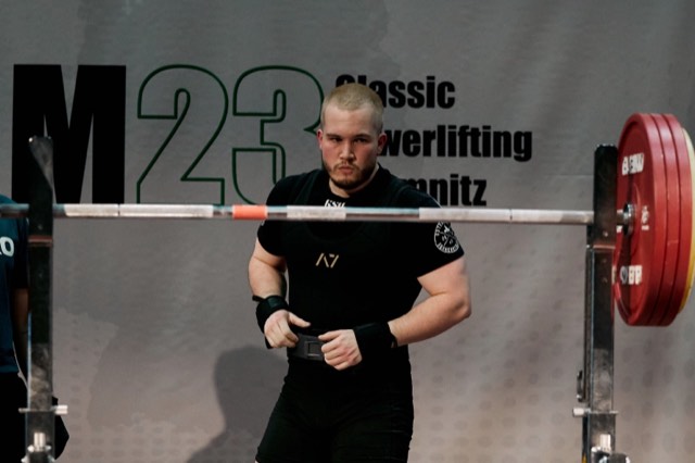 Athlet:innen und Coach Leon beim Wettkampf