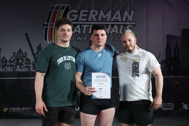Athlet:innen und Coach Leon beim Wettkampf