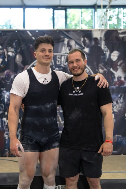 Athlet:innen und Coach Leon beim Wettkampf