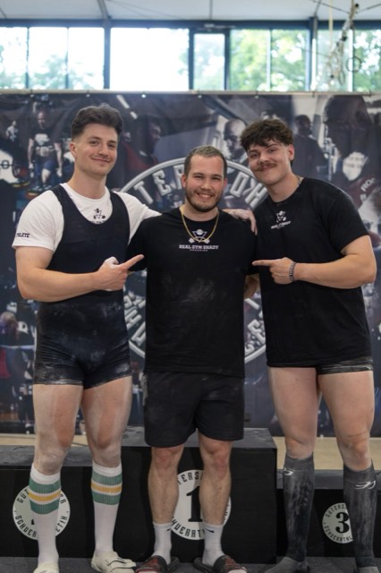 Athlet:innen und Coach Leon beim Wettkampf