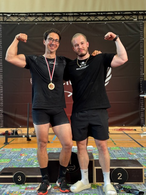 Athlet:innen und Coach Leon beim Wettkampf