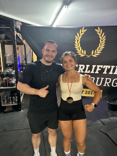 Athlet:innen und Coach Leon beim Wettkampf