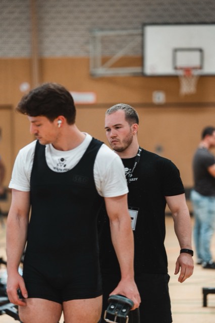 Athlet:innen und Coach Leon beim Wettkampf