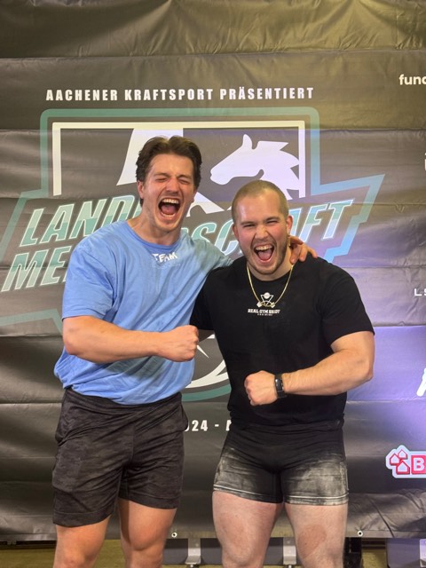 Athlet:innen und Coach Leon beim Wettkampf