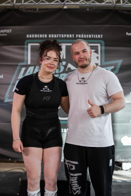 Athlet:innen und Coach Leon beim Wettkampf