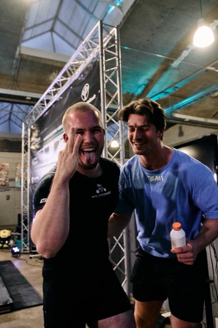 Athlet:innen und Coach Leon beim Wettkampf