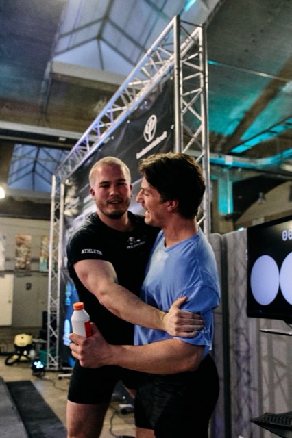 Athlet:innen und Coach Leon beim Wettkampf