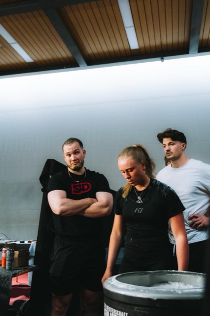 Athlet:innen und Coach Leon beim Wettkampf
