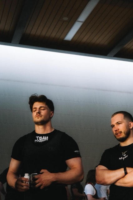 Athlet:innen und Coach Leon beim Wettkampf