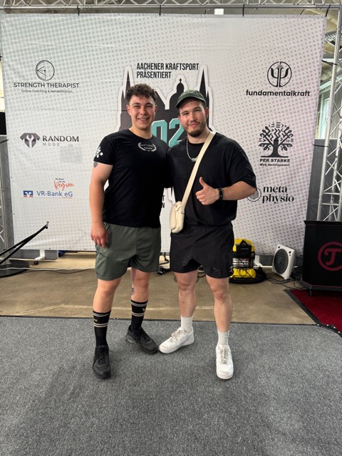 Athlet:innen und Coach Leon beim Wettkampf