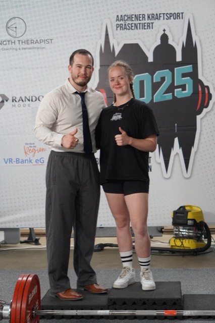 Athlet:innen und Coach Leon beim Wettkampf