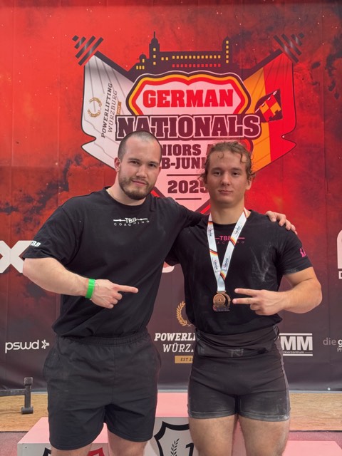 Athlet:innen und Coach Leon beim Wettkampf
