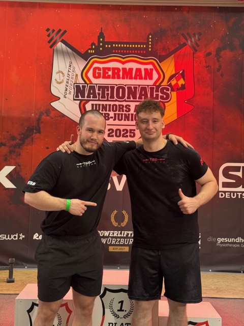 Athlet:innen und Coach Leon beim Wettkampf