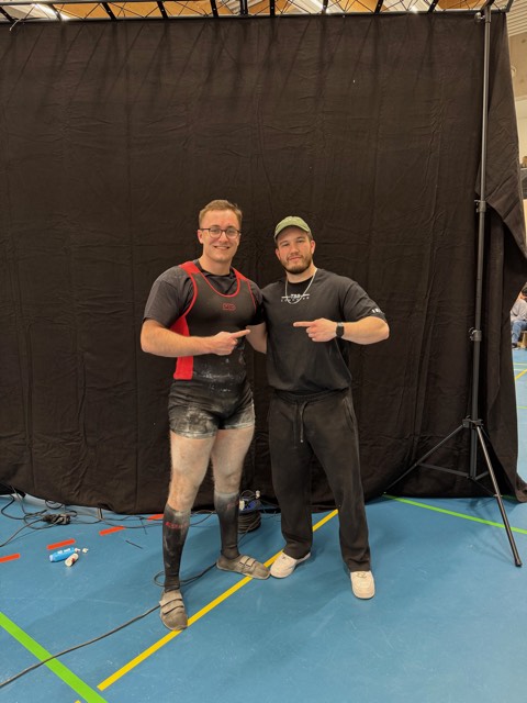 Athlet:innen und Coach Leon beim Wettkampf
