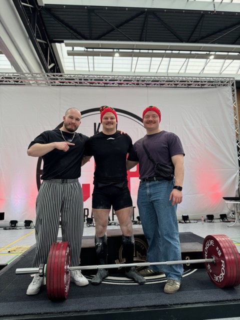 Athlet:innen und Coach Leon beim Wettkampf