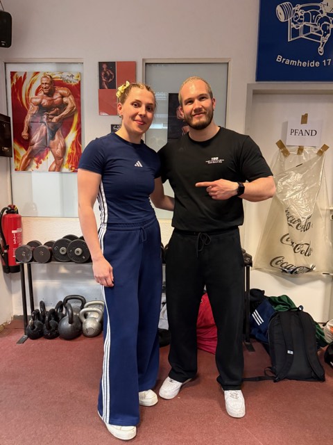 Athlet:innen und Coach Leon beim Wettkampf