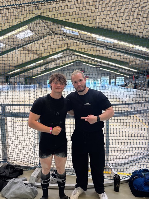 Athlet:innen und Coach Leon beim Wettkampf