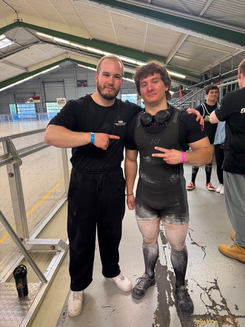 Athlet:innen und Coach Leon beim Wettkampf