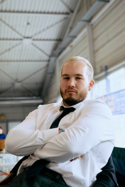 Athlet:innen und Coach Leon beim Wettkampf