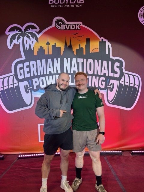 Athlet:innen und Coach Leon beim Wettkampf