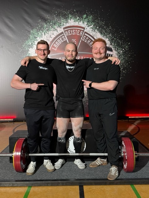 Athlet:innen und Coach Leon beim Wettkampf