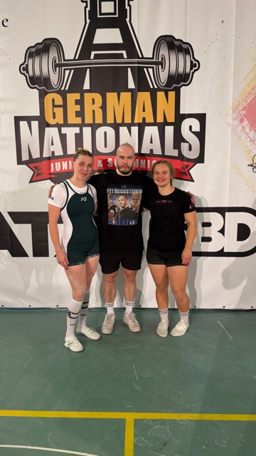 Athlet:innen und Coach Leon beim Wettkampf
