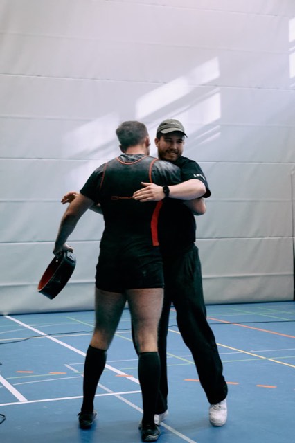Athlet:innen und Coach Leon beim Wettkampf