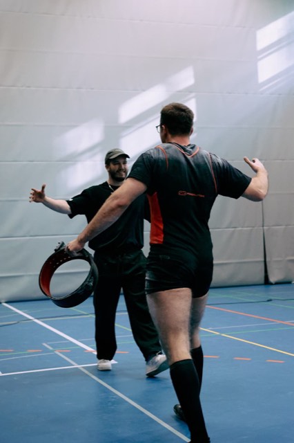 Athlet:innen und Coach Leon beim Wettkampf