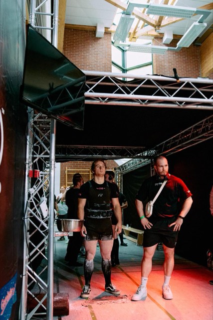 Athlet:innen und Coach Leon beim Wettkampf