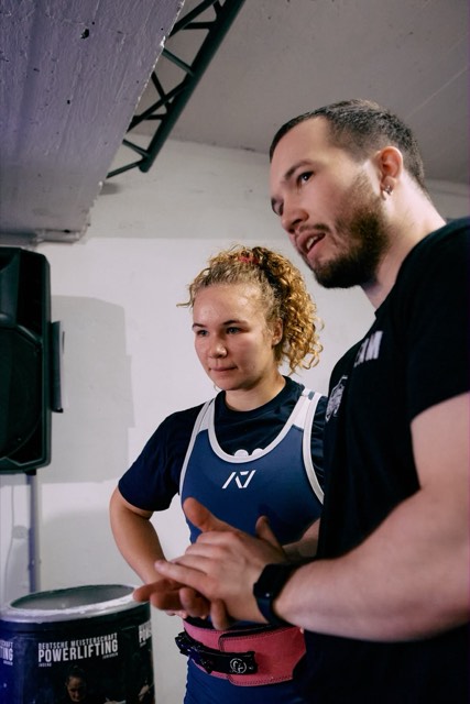 Athlet:innen und Coach Leon beim Wettkampf
